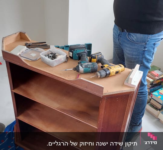 כלי עבודה על מדף עץ, מקדחות וברגים